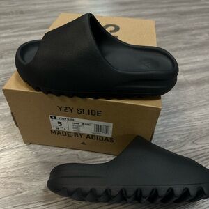 Adidas Yeezy Slide in Dark Black